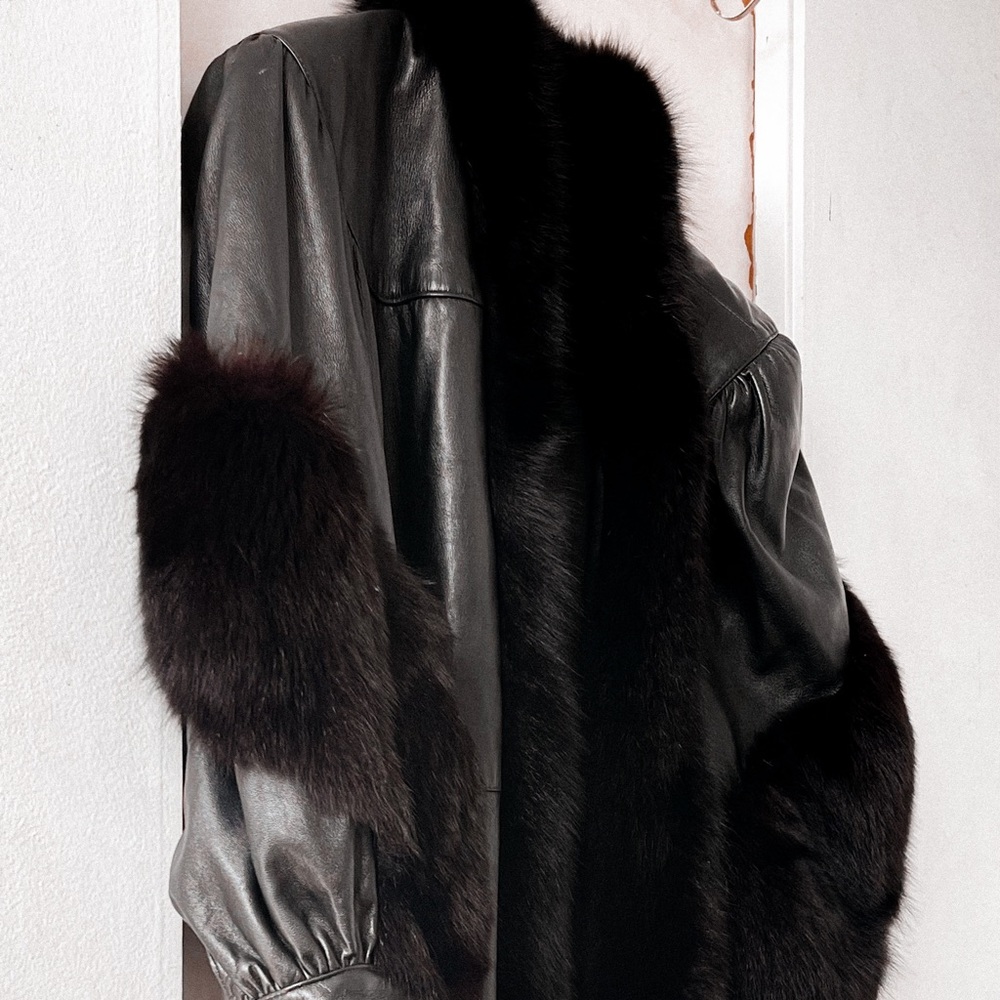 Rocco D’ Amelio Leather Coat With Fox Fur
XXL
Rome / New York Made